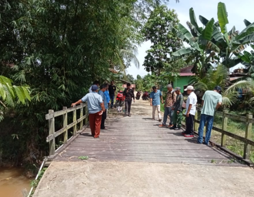 Prodi RPRJ Polnes Beri Penyuluhan Pemeliharaan Jembatan Kayu di Kelurahan Margomulyo Samboja