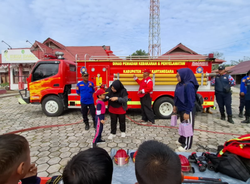 Damkar Marangkayu Kenalkan Profesi Pemadam Kebakaran Kepada Anak TK