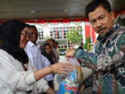 Pemkab Kukar Serahkan 704 Paket Sembako Lebaran