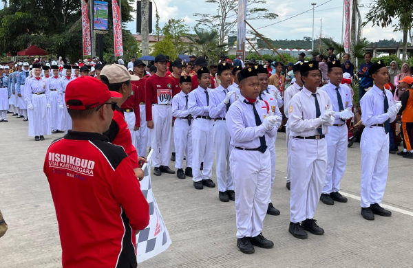 Disdikbud Kukar Gelar Lomba Gerak Jalan Hardiknas