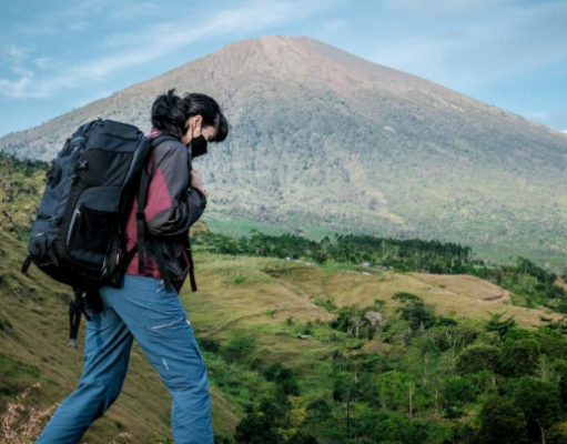 Menparekraf RI Beri Penjelasan Turis Brasil di Gunung Rinjani