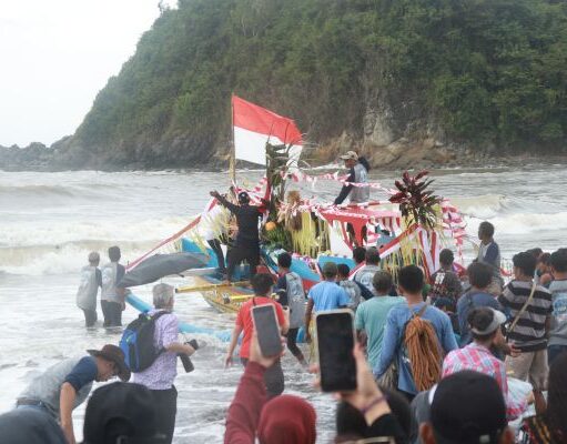Meriahnya Petik Laut Nelayan Pantai Lampon Banyuwangi