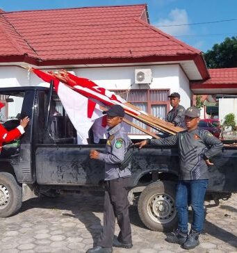Kecamatan Marangkayu Pasang Serentak Bendera Merah Putih