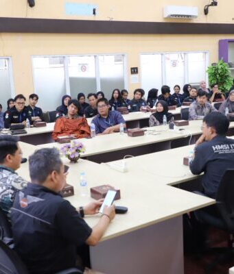 Mahasiswa ITK Bedah Aplikasi Pemerintahan Digital Kunjungan ini tidak hanya memberikan wawasan bagi mahasiswa mengenai implementasi teknologi informasi di pemerintahan, tetapi juga membuka peluang kolaborasi penelitian, magang, hingga pengembangan aplikasi berbasis kebutuhan daerah (Foto: kaltimprov.go.id).