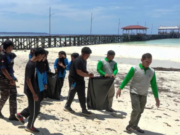 Setiap Minggu Babinsa dan Warga Maratua Melawan Sampah