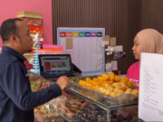 UMKM Mini Cake Samarinda Terima Pelatihan Melalui Pembuatan dan Optimalisasi Website Bisnis