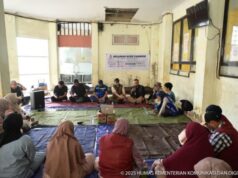 Berpacu Memulihkan Layanan di Tengah Sisa Banjir