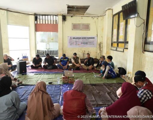 Berpacu Memulihkan Layanan di Tengah Sisa Banjir